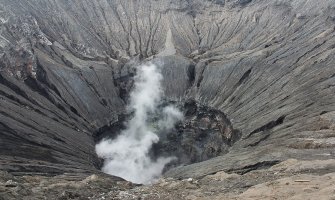 Nova erupcija vulkana Ibu, izbacio pepeo na visini od pet kilometara