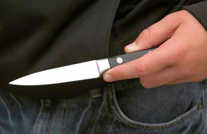 Rožaje: Muškarac (43)  nožem prijetio policajcima