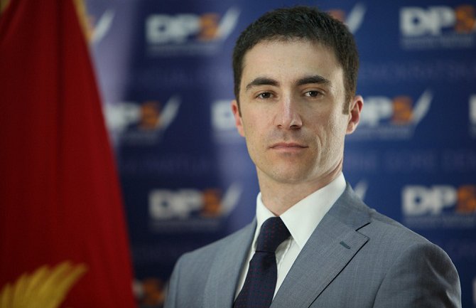 DPS:  Napad na Cetinju nema veze sa DPSom, predstavnici Demokrata i URE nasrnuli na Bogdanovića