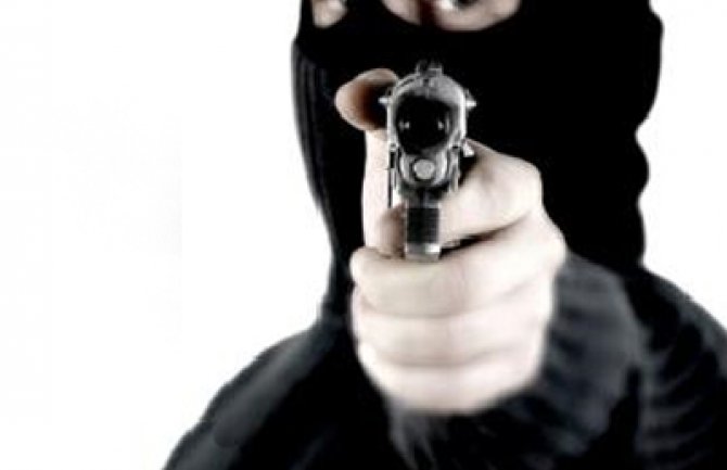 Policija traga za muškarcem koji je opljačkao benzinsku pumpu “Lukoil” u Tološima