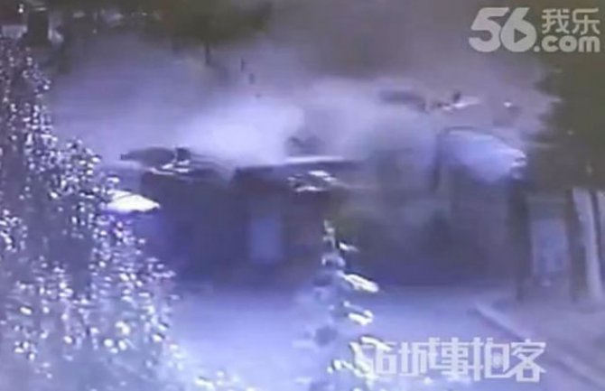 Stravičan udes u Kini: Kamion ubio osmoro ljudi (VIDEO)