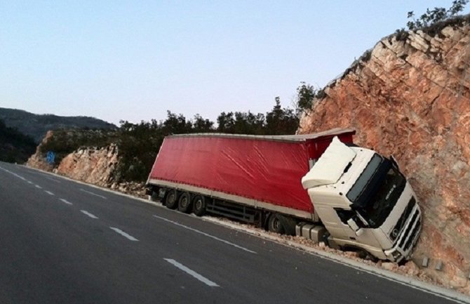 Kamion krenuo bez vozača i udario u stijenu
