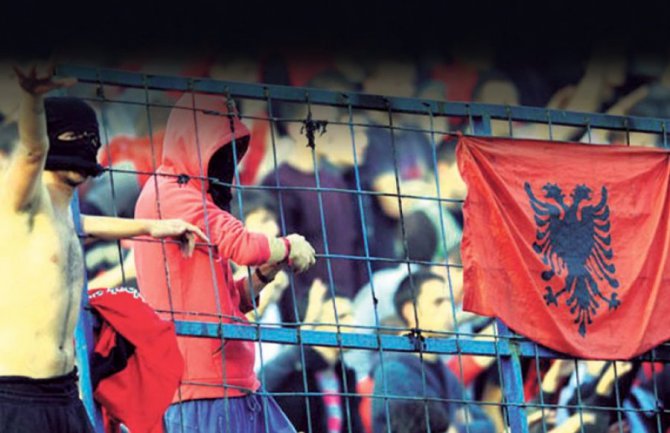 Evo šta su albanski navijači poručili UEFI (FOTO)