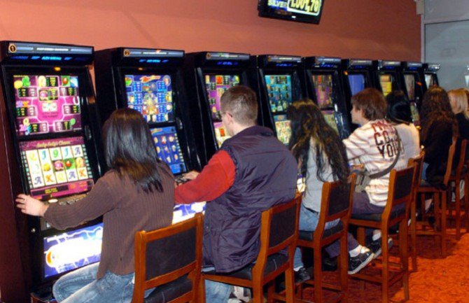  Srednjoškolci većinu slobodnog vremena provode u kafićima igrajući igre na sreću 