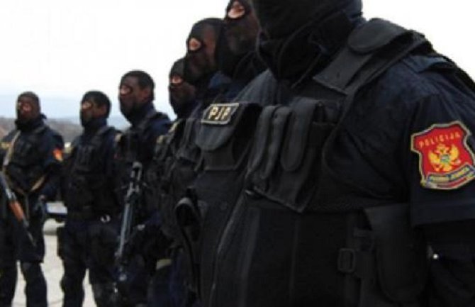 Akcija policije u Budvi i Baru: Privedene 24 osobe, pronađeno oružje i veća količina municije