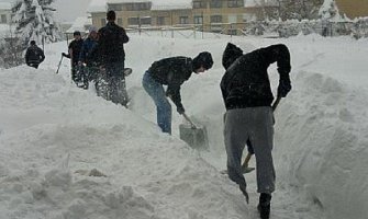Ljekar upozorava: Čišćenje snijega opasno za srce