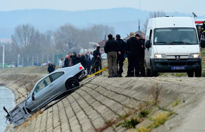 Udavio se pokušavajući da izađe iz gepeka auta koji je sletio u Dunav