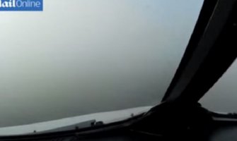 VIDEO KOJI LEDI KRV: Pogledajte kako izgleda slijtanje aviona po gustoj magli