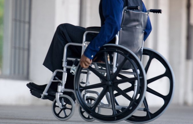Muškarac u invalidskim kolicima preticao automobile (VIDEO)