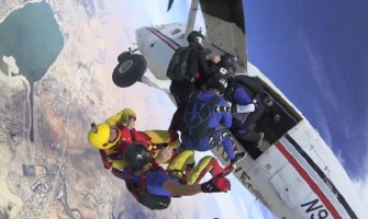 Skok s padobranom koji oduzima dah (VIDEO)