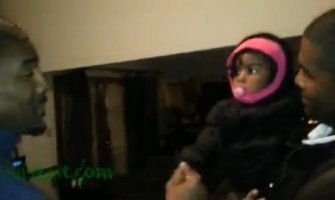  Pogledajte kako ova beba reaguje kada prvi put vidi očevog brata blizanca (VIDEO)