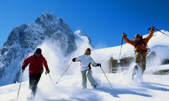 Jedan skijaš poginuo u lavini, za troje se traga