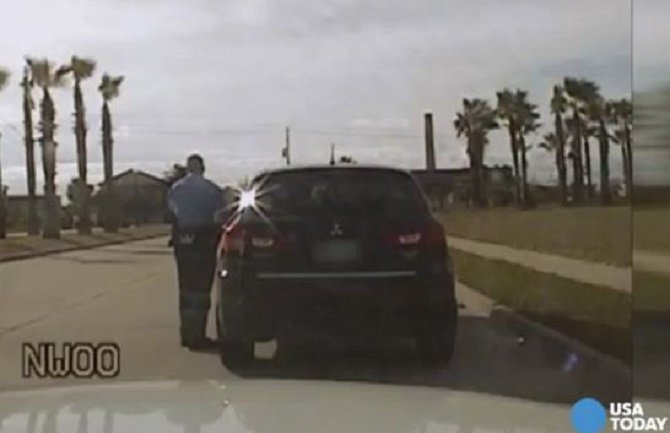 Policajac zaustavio ženu, ali razlog nije bio prekršaj (VIDEO)