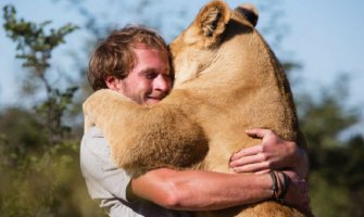 Lav zagrlio čovjeka koji mu je spasao život (VIDEO)
