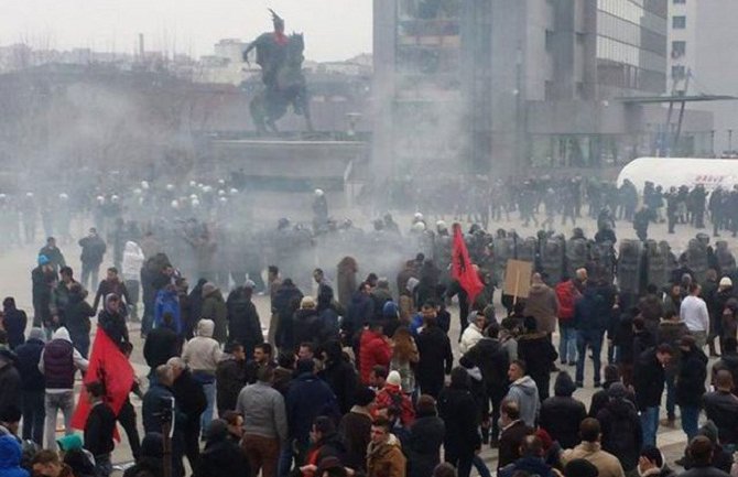 Oko 100 povrijeđenih i 160 uhapšenih demonstranata u Prištini