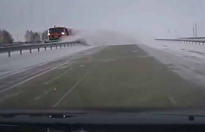  Ovako čiste snijeg na autoputu u Kazahstanu (VIDEO)