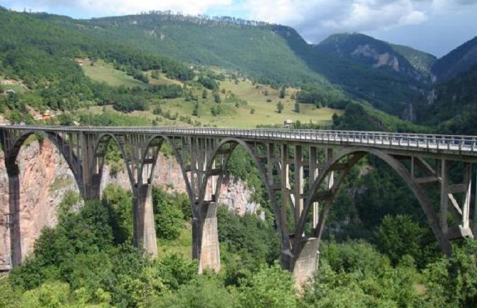  Kamion sletio s puta kod mosta na Đurđevića Tari, saobraćaj obustavljen