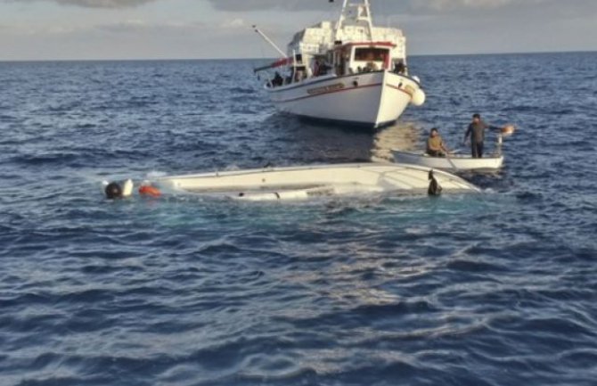 Prevrnuo se brod sa migrantima u blizini italijanskog ostrva Lampeduza