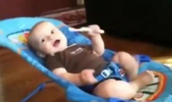 Hiperaktivna beba radi trbušnjake (VIDEO)