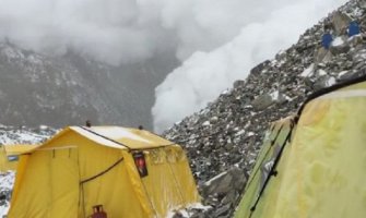 Stravičan snimak smrtonosne lavine na Everestu (Video)