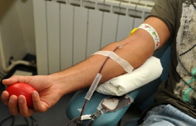 Preko 60 studenata Medicinskog fakulteta dalo krv  (FOTO)