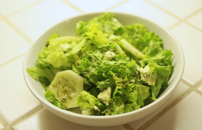 Ublažite crvenilo zelenom salatom