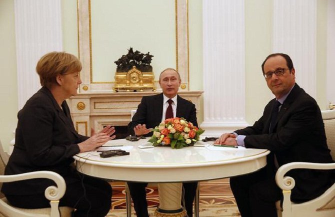 Merkel, Oland i Putin razgovarali o Ukrajini