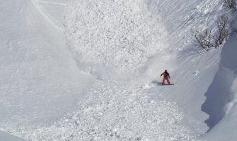 Neustraživi: Zec u trci sa sniježnom lavinom!