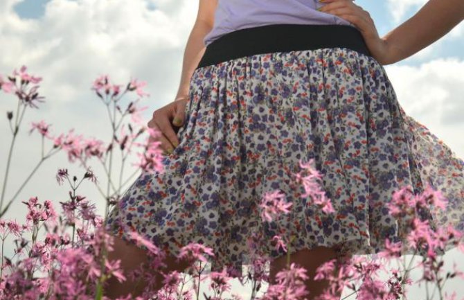 Suknja cvjetnog printa i jednostavna pamučna majica