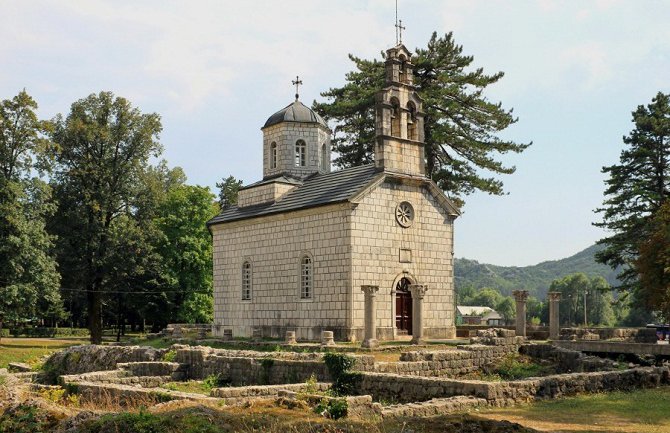 CPC: Strancima crkve, Crnogorcima livada