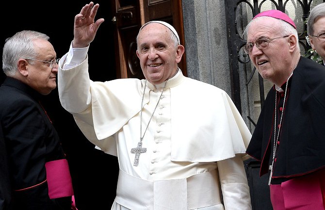 Papa Franjo prvi u istoriji koji je tokom leta vjenčao dva člana posade