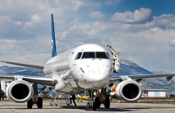 Ptica udarila u motor na letu Podgorica-Varšava, posada prizemljila avion