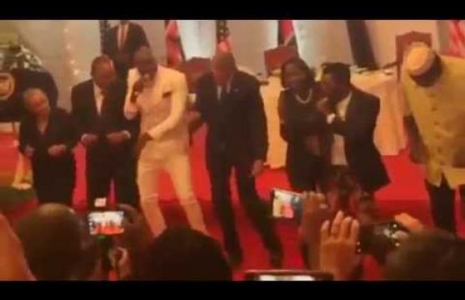  Obama plesao kenijski 