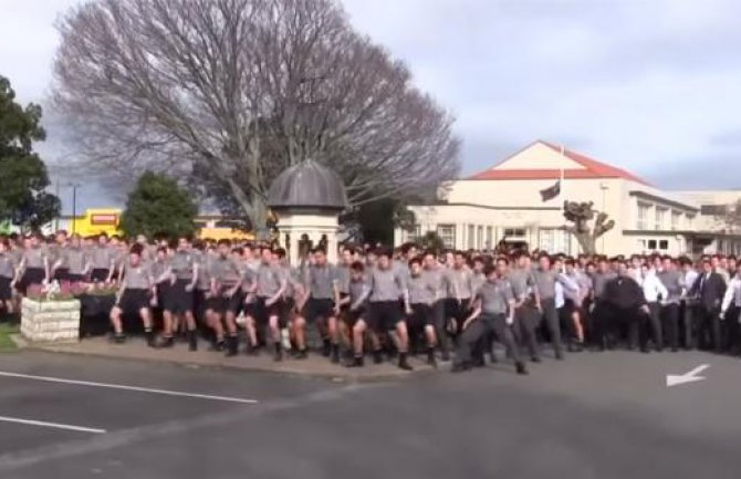 Snažan performans: Učenici plesali na sahrani profesora