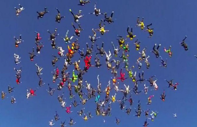 Ovako se obara rekord u skakanju padobranom (VIDEO)
