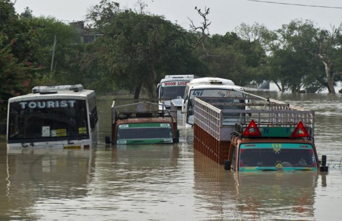 U poplavama u Indiji 60 mrtvih, ugroženo dva miliona ljudi
