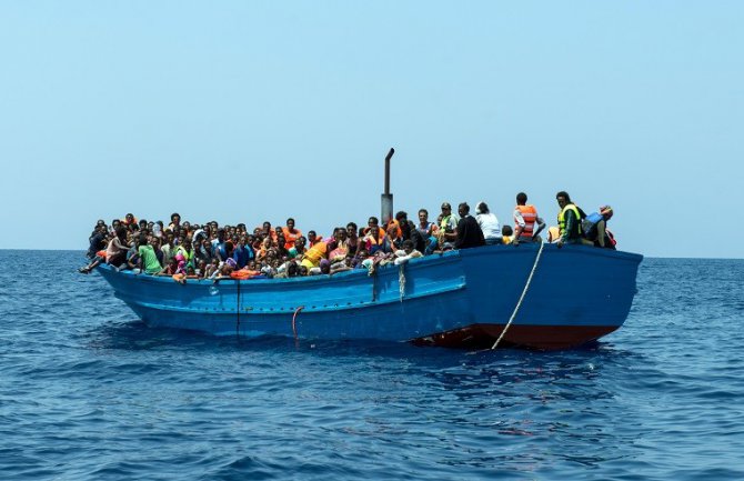  Osam migranata se ugušilo u kontejneru za transport