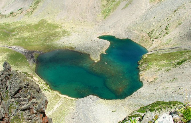 Jezero Avusor izgleda i kao beba i kao srce (FOTO)