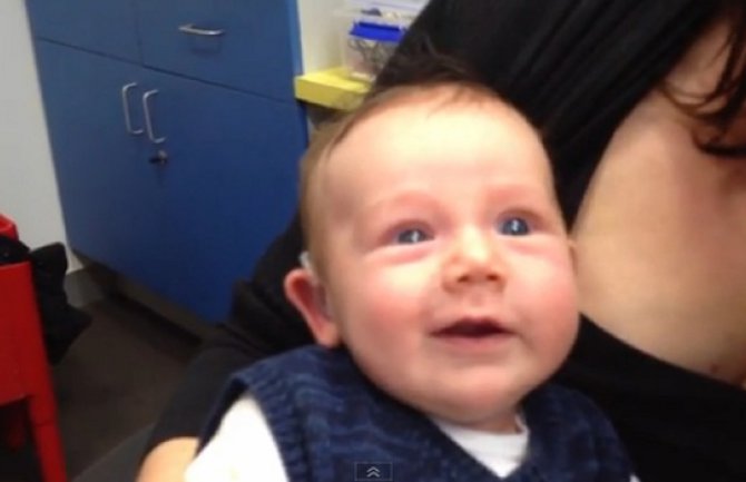 Reakcija bebe koja prvi put čuje roditelje