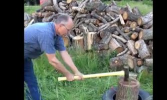 Internet oduševljen: Ovaj deda savjetuje kako cijepati drva (VIDEO)