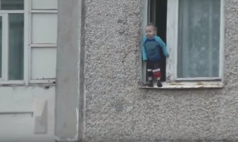 Šokantno: Dječak se klatio na prozoru, sekund ga dijelio od smrti(VIDEO)
