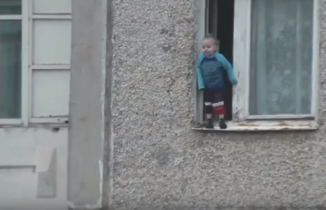 Šokantno: Dječak se klatio na prozoru, sekund ga dijelio od smrti(VIDEO)