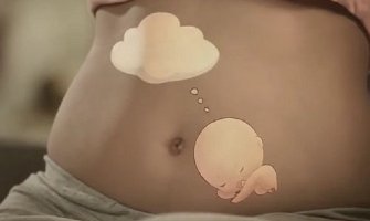 Šta radi beba u maminom stomaku? (Video)