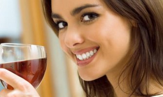 Kako da vam crveno vino ne boji zube 