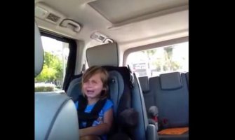 Pogledajte kako je djevojčica reagovala kada je čula da je pjevač oženjen (VIDEO)