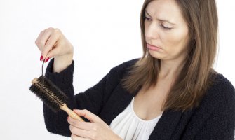 Zašto žene gube kosu?