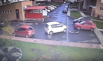 Nevjerovatno: Nespretni vozač se sudario tri puta za pola minuta (VIDEO)