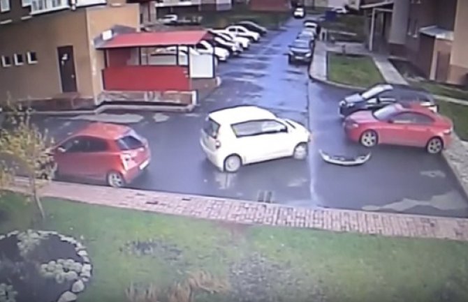 Nevjerovatno: Nespretni vozač se sudario tri puta za pola minuta (VIDEO)