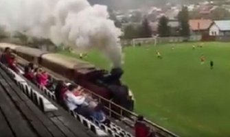 Slovačka: Voz prolazi kroz fudbalski teren za vrijeme utakmice(VIDEO)