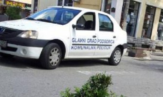 U centru Podgorice napadnut komunalni policajac